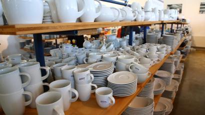 Symbolbild: Bodo Schackow/dpa
Bei der Glas- und Keramikindustrie ist die Produktion um zehn Prozent zurückgegangen.