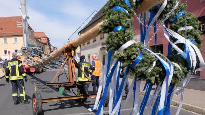 Bild: le
Ohne Probleme geht der Transport des Flosser Maibaums vonstatten.