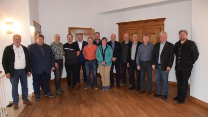 Bild: bö
Beim Zentrum für erneuerbare Energien und Nachhaltigkeit in Ensdorf wurde ein neuer Vorstand gewählt. Vorsitzender bleibt Florian Junkes (Siebter von links). Landratsstellvertreter Stefan Braun (Fünfter von links) gratulierte dem neuen Vorstand.