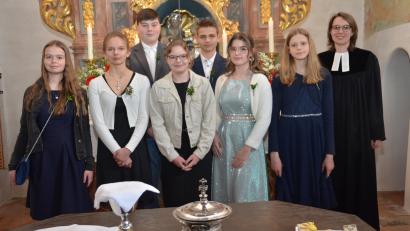 Bild: dob
Sieben junge Christen feierten mit Stadtpfarrerin Carmen Riebl (rechts) Konfirmation in der Simultankirche in Altenstadt.