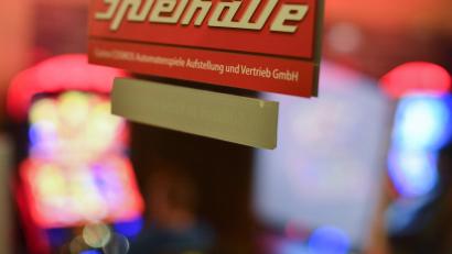 Symbolbild: Arne Dedert/dpa
In einer Amberger Spielhalle kam es zu einem Polizeieinsatz. Ein 43-Jähriger hatte Drogen dabei.