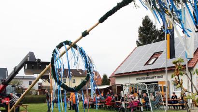 Bild: lst/exb
s dauerte nur wenige Minuten, bis der von der Marktgemeinde Floß spendierte Baum unter dem Applaus der Anwesenden in die Verankerung rutschte.