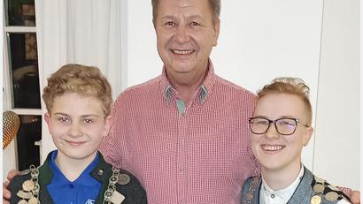 Bild: Martin Dietz/exb
Bezirksjugendschützenkönig Michael Bauer (links) zusammen mit Gauschützenmeister Manfred Zölch und Bezirksdamenkönigin Sabrina Hößl.