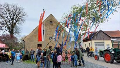 Bild: do
Für alle Akteure eine Riesengaudi: Das Aufstellen eines Kinder-Maibaumes vor dem Hirthaus in Münchsreuth
