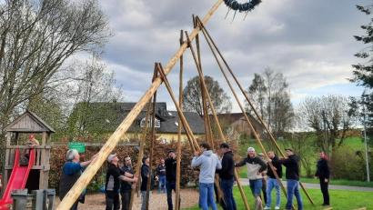 Bild: soj
In Hermannsreuth wurde der Maibaum noch per Hand aufgestellt.
