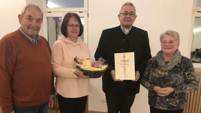 Bild: mma
Karl Novak, Doris Beer und Marianne Lindner (von links) danken Diakon Dieter Gerstacker für 40 Jahre Treue.