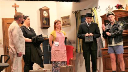 Bild: Herbert Scharl/exb
Die Komödie „Da Himmel wart net“ führt die Theatergruppe der Pfadfinder Ensdorf auf (von links): Werner Scharl, Laura Braun, Laura Reinwald, Jochen Lehr und David Breitkopf.