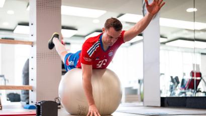 Archivbild: -/FC Bayern München/dpa
Manuel Neuer bei Cardio-Übungen im Fitnessraum des deutschen Rekordmeisters FC Bayern München.