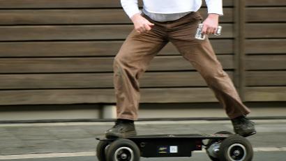 Symbolbild: Holger Hollemann
Bei E-Skateboards braucht man nicht anschieben. Genau dieser Umstand verriet einen 34-Jährigen in Amberg - die Polizei stoppte ihn.