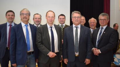 Bild: bnr
Zahlreiche Vertreter des öffentlichen Lebens begleiteten den Führungswechsel am Amt für Digitalisierung, Breitband und Vermessung Nabburg. Der Präsident des LDBV, Daniel Kleffel (Mitte), verabschiedete Ltd. Vermessungsdirektor Wilfried Knaut (vordere Reihe links) in den Ruhestand und führte Vermessungsdirektor Christian Schmitz (vordere Reihe Zweiter von rechts) in sein neues Amt ein.