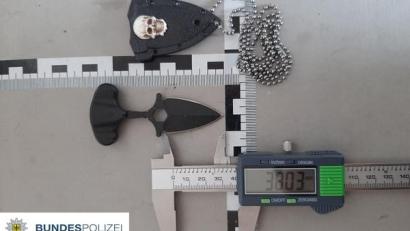 Bild: Bundespolizei
Insgesamt neun erlaubnispflichtige Waffen haben Waidhauser Bundespolizisten festgestellt.