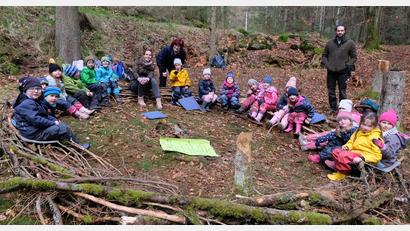 Bild: le
Eine Waldversammlung besonderer Art erlebten die 18 Kinder beim Vortrag von Forstamtmann Sebastian Höllerer.