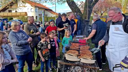 Bild: R. Kreuzer
Das schönste Wetter lockt viele Besucher zum Aufstellen des Maibaumes nach Frauenricht. Die Spezialitäten vom Grill sind heiß begehrt.