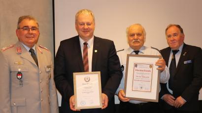Bild: nbu
Kreisvorsitzender Norbert Bücherl (links) sowie Landesvizepräsident und Bezirksvorsitzender Horst Embacher (rechts) gratulierten Richard Reisinger (Zweiter von links) und Werner Stubenvoll (Zweiter von rechts).
