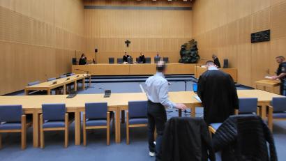 Bild: Würth, Wolfgang
Am Dienstag begann vor dem Landgericht in Weiden der Prozess um schweren sexuellen Missbrauch. Der Angeklagte im Vordergrund mit seinem Verteidiger Matthias Haberl.