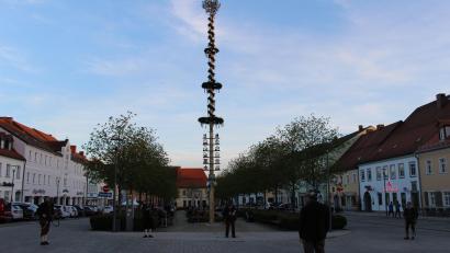 Bild: heb
Nach der Befestigung der Zunftzeichen begrüßten die Tirschenreuther Böllerschützen den Maibaum auf dem Marktplatz.