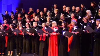 Bild: Kunz
Der Weidener Kammerchor verzaubert das Publikum in der Max-Reger-Halle mit seiner Interpretation des Spirituals "Witness".