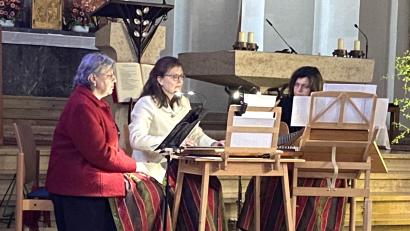 Bild: Michael Koch/exb
Margaret Bayer, Monika Bayer und Maria Spitzhirn eröffneten die Reihe der "Geistlichen Abendmusik" in der Marienkirche.