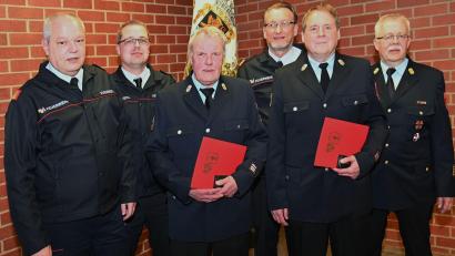 Bild: gf
Der österreichische Bundesfeuerwehrverband ehrte die beiden ehemaligen Kommandanten der Amberger Feuerwehr, Bernhard Strobl und Philipp Seegerer, für ihre hervorragenden Leistungen im Interesse des österreichischen Feuerwehrwesens mit der Medaille für Internationale Zusammenarbeit (von links): Oberbrandrat Roland Weber, Hauptbrandinspektor Martin Heuzontner, Bernhard Strobl, Abschnittsbrandinspektor Jörg Stadler und Stadtbrandrat Heinrich Scharf.