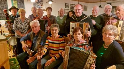 Bild: Egon Böhm/exb
Sie bereicherten das Musikantentreffen in Premenreuth mit ihren Beiträgen: Josef Kämpf (sitzend, von links), Anni Konz, Traudl Reithmayer und Marianne Helm sowie (stehend, von links) Hans Riedl, Edeltraud Frank, Manfred Reithmayer, Wolfgang Hagen, Christa Böhm, Ludwig Schicker, Nicole Burdack, Hans Vogel, Hans Frank, Werner Heider und Klaus Konz.