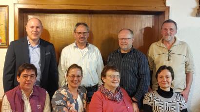 Bild: OGV Schönkirch/exb
Der Obst- und Gartenbauverein Schönkirch wählte in der Jahreshauptversammlung einen neuen Vorstand. Das Bild zeigt (sitzend von links) Claudia Gühl, Silke Milbauer, Vorsitzende Irmgard Gleißner, Kreisfachberaterin Manuela Pappenberger sowie (stehend von links) Zweiten Bürgermeister Markus Preisinger, Egid Köstler, Rüdiger Schinagl, Franz Wittmann.