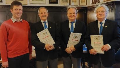 Bild: Norbert Utikal/exb
Chorleiter Christian Farnbauer (links) übergab drei Jubilaren (Hans Weigert, Josef Schlaffer, Walter Burger) für 50 Jahre „Singen im Chor“ eine Urkunde vom Fränkischen Sängerbund und dem Deutschen Chorverband, verbunden mit einer goldenen Anstecknadel sowie einem Präsent des Vereins.
