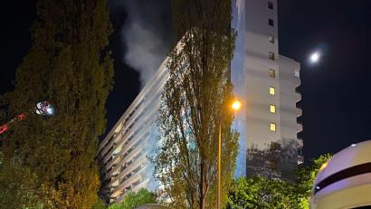 Bild: Feuerwehr München/dpa
Einsatzkräfte der Feuerwehr beim Löschen eines Brandes in München.