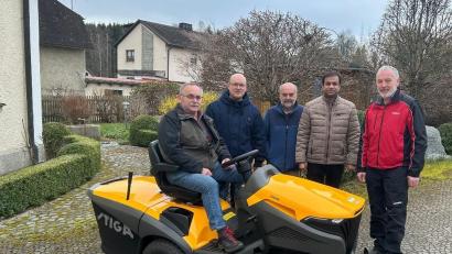 Bild: soj
Bei der Übergabe des neuen Rasentraktors (von links) „Chefmäher“ Heinz Nickl, Kirchenpfleger Stefan Kausler, Kirchenverwaltungsmitglied Rudolf Rubenbauer, Pfarrer Pater Anish George und Norbert Horn.