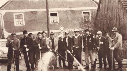 Archivbild: bö
Die Reforger-Übungen der US-Armee bringen in den 1960er-Jahren für die Feuerwehr Adertshausen viel Arbeit mit. Damals fahren die Militärkolonnen aus dem Truppenübungsplatz im Dorf durch die Lauterach (von links): Michael Riegel, Albert Schnellinger, Sebastian Schärl, Engelbert Kohn, Georg Lautenschlager, Richard Wurm, Georg Schärl, Willi Spreitzer, Michael Kohn, Michael Braun sen. (Kommandant), Rudolf Schärl, Peter Preußl sen. und Georg Grosser.