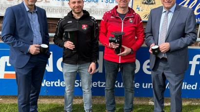 Bild: do
Über die gemeinsame Finanzierung einer Bewässerungsanlage für den A-Platz des SC-Sportgeländes mit Crowdfunding freuen sich VR-Regionalmarktleiter Stefan Schedl, die SC-Vorstände Michael Brüchner und Thomas Mikolei und VR-Geschäftsstellenleiter Richard Götz (von links)