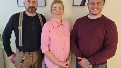 Bild: Felix Mantel/exb
Max Schultz (rechts) ist neuer Vorsitzender des Fördervereins "Möglichmacher". Sein Stellvertreter ist künftig Michael Hartinger (links), Marta Igras (Mitte) bleibt Kassiererin.