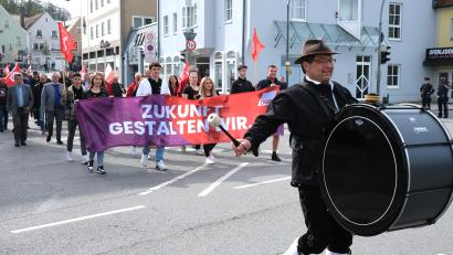 Bild: Hirsch
Musik und Gewerkschaftsjugend marschierten auf dem Weg vom Marktplatz zum Stadtpark voran. Dort fand die DGB-Kundgebung zum 1. Mai statt.