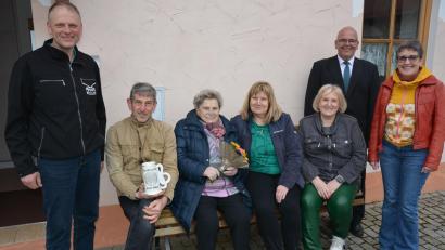 Bild: jr
Die Jubilarin Hedwig Köstler (sitzend, Dritte von links) lauschte den Klängen der Blaskapelle Ernestgrün. Zu ihrem 90. Geburtstag gratulierten (stehend von links) Josef Frank (Blaskapelle Ernestgrün), Sohn Christoph, die Töchter Gaby und Conny, sowie Bürgermeister Klaus Meyer und Seniorenbeauftragte Beate Ott.