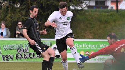 Bild: Büttner, Gerhard
Fabian Höcht (Mitte) traf zwar mit dieser Aktion zum 1:0 für den TSV Reuth, danach schlug der TSV Erbendorf jedoch zurück und entschied das Derby mit 3:1 für sich.