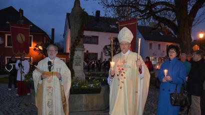 Bild: jr
Der Augsburger Weihbischof Florian Wörner (vorne rechts) mit dem Konnersreuther Pfarrseelsorger Pater Benedikt Leitmayr beim Gebet am Theresienbrunnen.