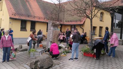 Bild: Gassner/exb
Zahlreiche Gartenfreunde nutzten das Angebot der Pflanzen-Tauschbörse. Und wer wollte, konnte dabei auch Kaffee und Kuchen genießen.