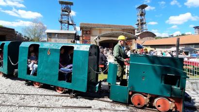 Bild: Förderverein Maffeispiele e.V./exb
Die betagte Grubenbahn drehte nur wenige Runden auf dem Bergwerksgelände, bevor sie zum Bedauern der vielen Kinder wegen eines technischen Defekts liegen blieb.