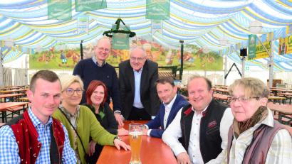 Bild: Kunz
Das neue Führungsteam der Schausteller und Marktkaufleute mit Politikern und Festwirt (von links): Jan-Marco Müllner, Daniela Margraf, Hans Blum, Claudia Heindl, Lothar Höher, Jens Meyer, Christian Papert und Nadja Rothballer.