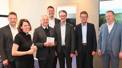 Bild: gf
Die katholischen und evangelischen Kirchengemeinden erhielten anläßlich der Eröffnung der neuen Zweigestelle in der Regensburger Straße jeweils 1000 Euro. Unser Bild zeigt zeigt (von links) VR-Bank-Vorstand Erich Übler, Pfarrerin Rebecca Scherf, Pfarrer Ludwig Gradl, Filialleiter Christian Wiesent sowie die Vorstände Dieter Paintner, Andreas Reindl und Martin Sachsenhauser.