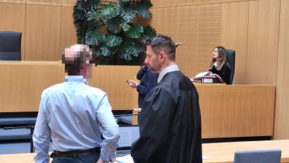 Bild: Würth, Wolfgang
Rechtsanwalt Matthias Haberl mit seinem Mandanten. Der Mann wurde am Mittwoch zu einer Haftstrafe veurteilt.