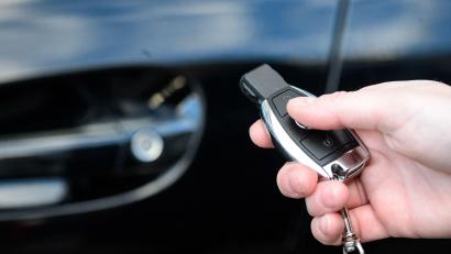 Symbolbild: Sina Schuldt/dpa
"Keyless go" bedeutet, der Autoschlüssel muss nicht mehr ins Tür- und Zündschloss gesteckt werden, um die Tür zu öffnen und loszufahren – es reicht, wenn der Schlüssel in der Nähe des Fahrzeugs ist.