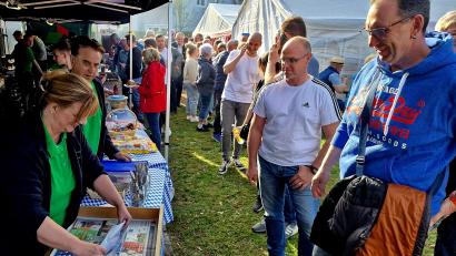 Bild: R. Kreuzer
Die Waldrast-Siedler feiern mit vielen Besuchern ihr 70-jähriges Bestehen. Für Grillspezialitäten stehen die Gäste Schlange.