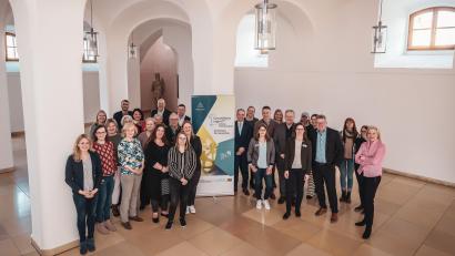 Bild: Michael Golinski
Zur Sitzung kamen die Gremiumsmitglieder der Gesundheitskonferenz im Foyer des König-Ruprecht-Saals im Landratsamt zusammen.