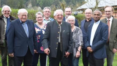 Bild: bnr
Viele Gratulanten überbrachten Altbürgermeister Alois Seegerer (Mitte) die besten Glückwünsche zu seinem 80. Geburtstag.