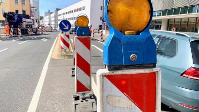 Bild: Gabi Schönberger
Der Verkehr in der Schillerstraße beim Ring-Kino wird derzeit durch Warnbaken gelenkt. Grund ist die Erneuerung der Ampelanlage.