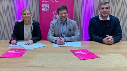 Bild: Tobias Reitmeier/exb
Bürgermeister Peter Neumeier (Mitte) und Kerstin Glanert unterzeichnen im Beisein von Maximilian Schulz (beide Telekom) die Vereinbarung für den Glasfaserausbau in Schwarzenfeld.