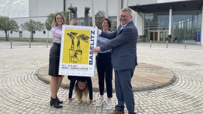 Bild: ACC /Svenja Kraus/exb
Kopfstand für die Ausstellung „Kopfstand mit Georg Baselitz“ (von links): ACC-Geschäftsführerin Erika Sauerwein, Projektleiterinnen Alexandra Kummert und Kathrin Weigl und Oberbürgermeister Michael Cerny