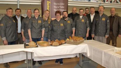 Bild: Bäckerinnung Amberg-Sulzbach
Ehrengäste und Bäcker präsentieren das Kürbiskernbrot in seinen Varianten als Brot des Jahres.