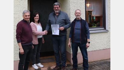 Bild: mrr
Zweiter Bürgermeister Josef Weinfurtner (links), Michaela Hetzenecker und Dietmar Popp vom TC Rieden ehrten Helmut Bauer (Zweiter von rechts) für 40 Jahre Mitgliedschaft beim Tennsiclub Rieden.