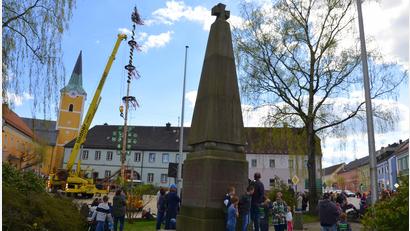Bild: exb/Siegfried Zeug
Aus Sicherheitsgründen wird der Maibaum der Vereinsgemeinschaft Waidhaus mit einem Kran aufgestellt.